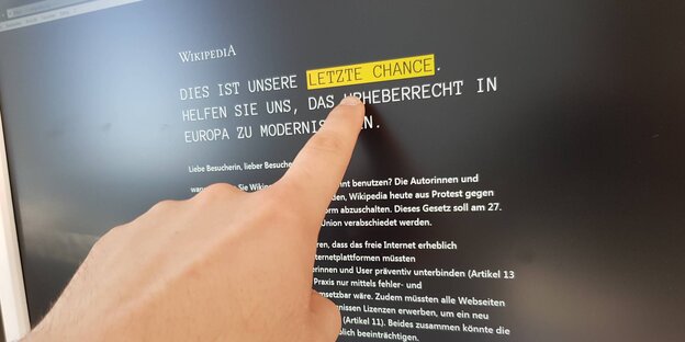 Ein Finger zeigt auf einen Bildschirm, auf dem die schwarze Wikipedia-Seite zu sehen ist. Die Wörter "Letzte Chance" sind gelb hinterlegt Ein Finger zeigt auf einen Bildschirm, auf dem die schwarze Wikipedia-Seite zu sehen ist. Die Wörter "Letzte Chance" sind gelb hinterlegt
