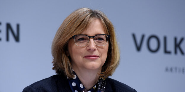 Hiltrud Dorothea Werner, Vorstand für Integrität und Recht der Volkswagen AG, sitzt auf einem Podium. Hiltrud Dorothea Werner, Vorstand für Integrität und Recht der Volkswagen AG, sitzt auf einem Podium.