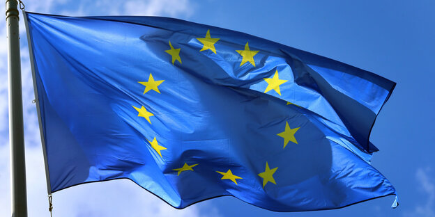 Eine EU-Fahne im Wind Eine EU-Fahne im Wind