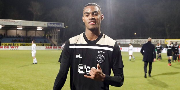 Ryan Gravenberch macht am Spielfeldrand das Hang-Loose-Zeichen Ryan Gravenberch macht am Spielfeldrand das Hang-Loose-Zeichen