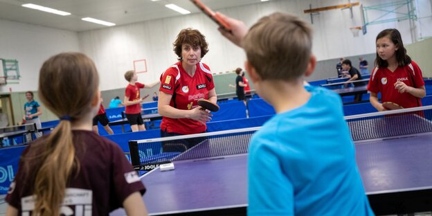 Eine Tischtennispartie zu viert Eine Tischtennispartie zu viert