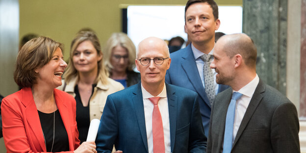 Hamburgs Erster Bügermeister Peter Tschentscher kommt umringt von Amtskollegen zur Pressekonferenz im Bundesrat