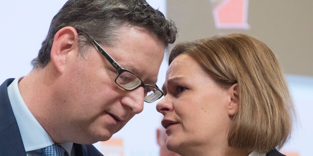 Die Köpfe von Thorsten Schäfer-Gümbel und Nancy Faeser, während sie gerade miteinandersprechen Die Köpfe von Thorsten Schäfer-Gümbel und Nancy Faeser, während sie gerade miteinandersprechen