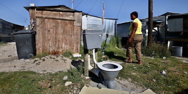 Freilufttoilette in der südafrikanischen Township Khayelitsha Freilufttoilette in der südafrikanischen Township Khayelitsha