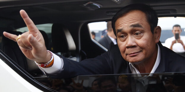 Ein Mann gestikuliert, es ist Prayuth Chan-Ocha Ein Mann gestikuliert, es ist Prayuth Chan-Ocha