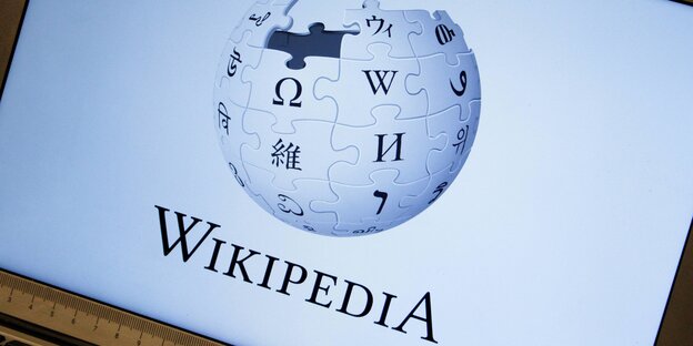 Der Schriftzug und das Zeichen von Wikipedia, ein Erdball aus Puzzleteilen, auf einem Laptop-Bildschirm Der Schriftzug und das Zeichen von Wikipedia, ein Erdball aus Puzzleteilen, auf einem Laptop-Bildschirm