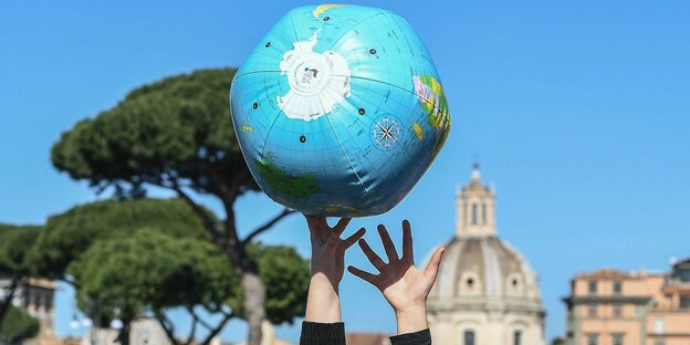 Schüler spielen während einer «Fridays for Future»-Klimademonstration mit einem aufblasbaren Globus. Schüler spielen während einer «Fridays for Future»-Klimademonstration mit einem aufblasbaren Globus.