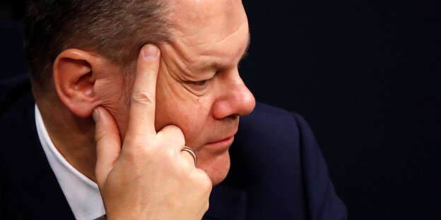 Olaf Scholz in Denkerpose Olaf Scholz in Denkerpose