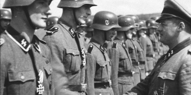 Nazi-Soldaten stehen stramm in Uniform und Stahlhelm Nazi-Soldaten stehen stramm in Uniform und Stahlhelm