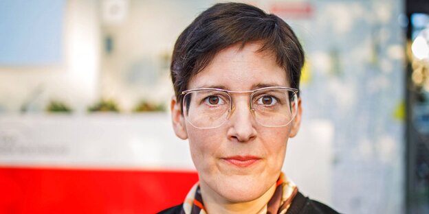 Die Schriftstellerin Anke Stelling schaut in die Kamera Die Schriftstellerin Anke Stelling schaut in die Kamera