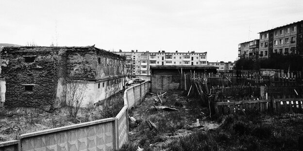 Niedrige Gebäude, Fotografie in schwarz-weiß Niedrige Gebäude, Fotografie in schwarz-weiß