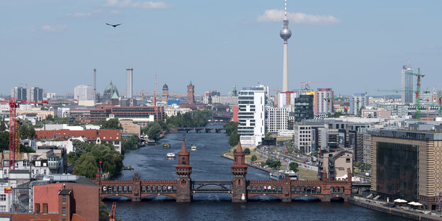 Die Oberbaumbrücke zwischen den Bezirksteilen Kreuzberg und Friedrichshain Die Oberbaumbrücke zwischen den Bezirksteilen Kreuzberg und Friedrichshain