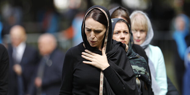 Frauen mit Kopftuch, darunter Jacinda Ardern Frauen mit Kopftuch, darunter Jacinda Ardern