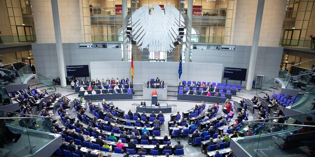 Abgeordnete im Plenum des Bundestages Abgeordnete im Plenum des Bundestages