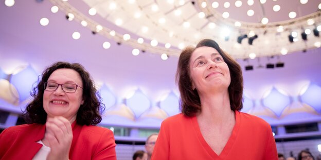 Katarina Barley und Andrea Nahles sitze nebeneinander beim Parteikonvent und lächeln Katarina Barley und Andrea Nahles sitze nebeneinander beim Parteikonvent und lächeln