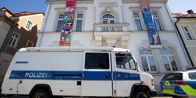 Das Rathaus der Stadt Ostritz mit herunterhängenden Bannern und davor zwei Polizeiwagen Das Rathaus der Stadt Ostritz mit herunterhängenden Bannern und davor zwei Polizeiwagen