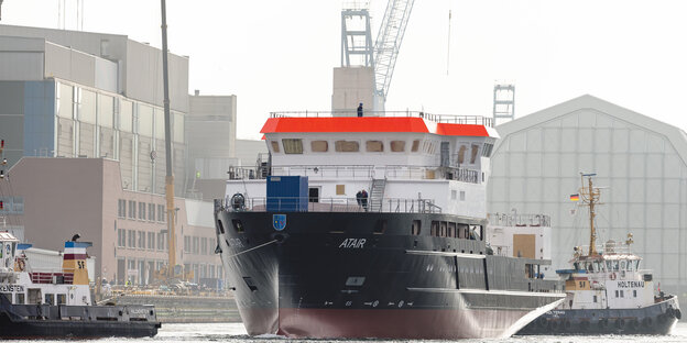 Zwei Schlepper ziehen das Forschungsschiff „Atair“ für eine Testfahrt aus der Kieler Werft German Naval Yards Zwei Schlepper ziehen das Forschungsschiff „Atair“ für eine Testfahrt aus der Kieler Werft German Naval Yards