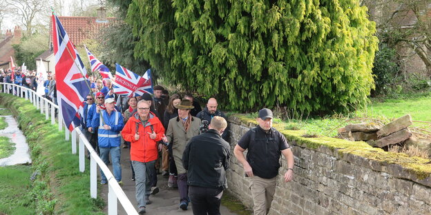 Wandergesellschaft mit britischen Fahnen Wandergesellschaft mit britischen Fahnen