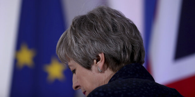 Eine Frau, Theresa May, von hinten fotografiert Eine Frau, Theresa May, von hinten fotografiert