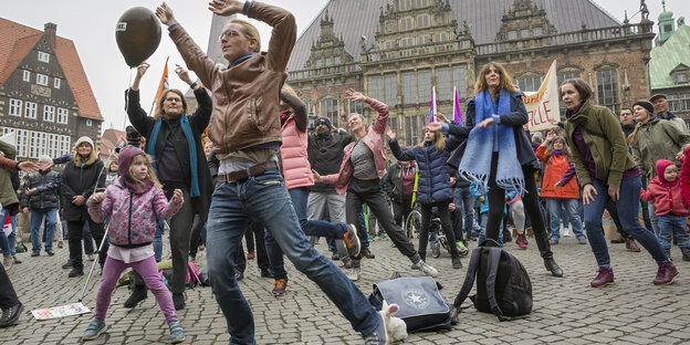 Demonstranten tanzen vor dem Bremer Rathaus. Demonstranten tanzen vor dem Bremer Rathaus.