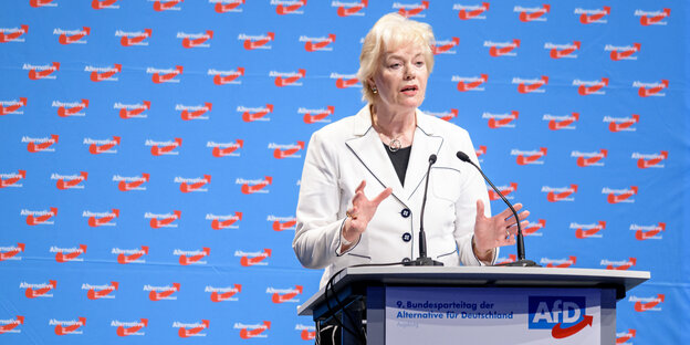 Erika Steinbach, Vorsitzende der Stiftung Desiderius-Erasmus, steht am Rednerpult vor einer Wand mit dem Logo der AfD Erika Steinbach, Vorsitzende der Stiftung Desiderius-Erasmus, steht am Rednerpult vor einer Wand mit dem Logo der AfD