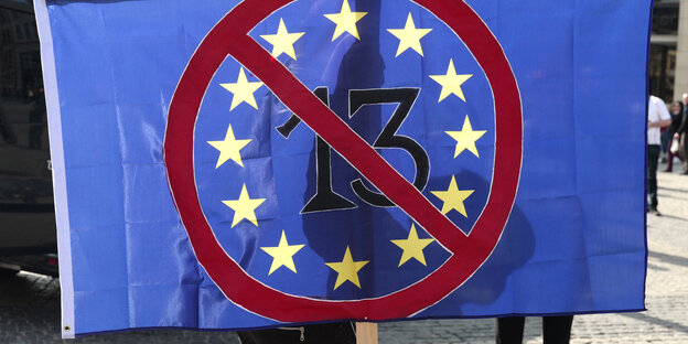 Eine Europafahne mit einer durchgestrichenen 13 in der Mitte Eine Europafahne mit einer durchgestrichenen 13 in der Mitte