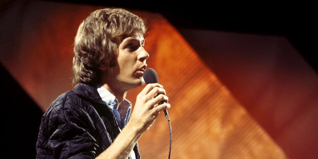 Scott Walker singt in ein Mikrofon Scott Walker singt in ein Mikrofon