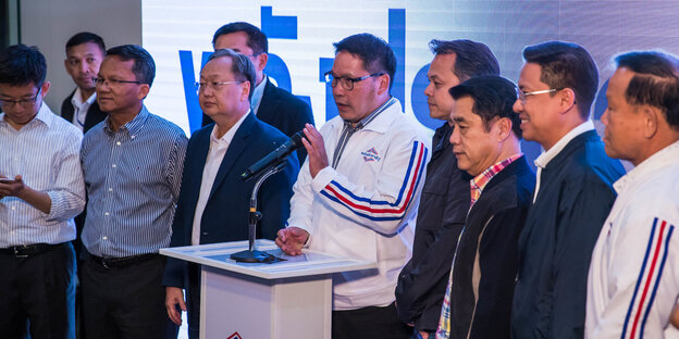 Vorsitzende der Partei Palang Pracharat (PPRP) bei einer Pressekonferenz in Bangkok Vorsitzende der Partei Palang Pracharat (PPRP) bei einer Pressekonferenz in Bangkok
