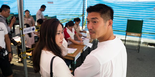 In Thailand stehen Thanathorn Juanggroongruangkit und seine Frau in einem Wahllokal In Thailand stehen Thanathorn Juanggroongruangkit und seine Frau in einem Wahllokal