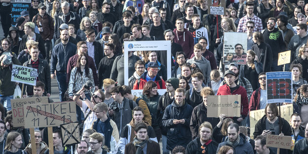Menschen demonstrieren gegen die geplante EU-Urheberrechtsreform Menschen demonstrieren gegen die geplante EU-Urheberrechtsreform