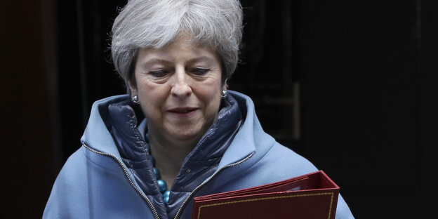Eine Frau mit Mappe. Es ist Theresa May Eine Frau mit Mappe. Es ist Theresa May