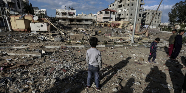 Palästinenser inspizieren ein zerstörtes Gebiet nach einem Luftangriff in Gaza Palästinenser inspizieren ein zerstörtes Gebiet nach einem Luftangriff in Gaza