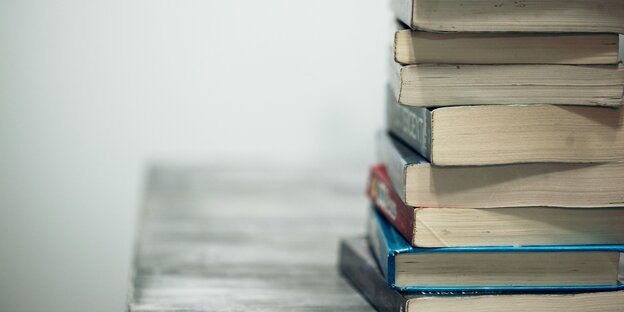 EIn Stapel Bücher steht rechts EIn Stapel Bücher steht rechts