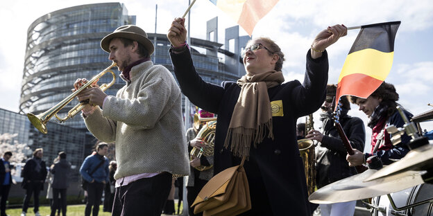 Demonstranten versammeln sich vor dem Europäischen Parlament zu einem Protest über die Abstimmung des Urheberrechts Demonstranten versammeln sich vor dem Europäischen Parlament zu einem Protest über die Abstimmung des Urheberrechts