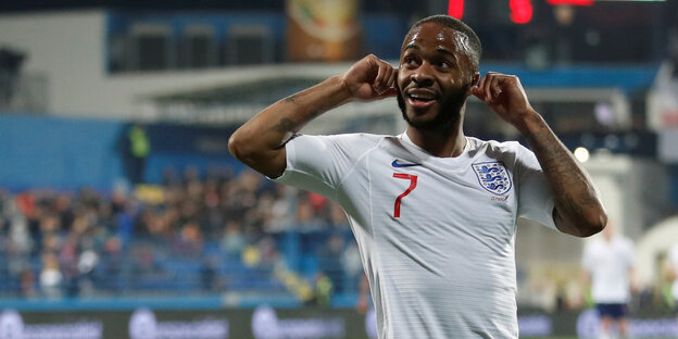 Torschütze Raheem Sterling legt nach einem Treffer die Hände an die Ohren Torschütze Raheem Sterling legt nach einem Treffer die Hände an die Ohren