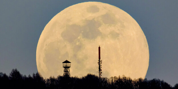 Ein Sendemast vor dem Vollmond