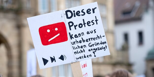 Ein Plakat mit der Aufschrift "Dieser Protest kann aus urheberrechtlichen Gründen nicht angezeigt werden".