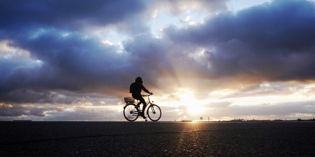 Fahrradfahrer auf einer Freifläche Fahrradfahrer auf einer Freifläche