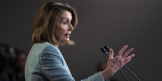 Nancy Pelosi, die Vorsitzende des US-Abgeordnetenhauses, redet an einem Pult Nancy Pelosi, die Vorsitzende des US-Abgeordnetenhauses, redet an einem Pult