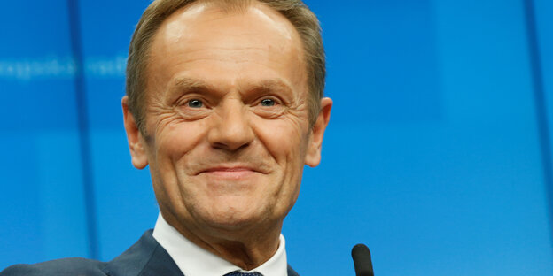 Ein Mann lacht. Es ist EU-Ratspräsident Donald Tusk Ein Mann lacht. Es ist EU-Ratspräsident Donald Tusk