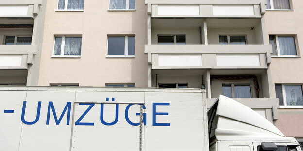 Ein Umzugswagen steht vor einem Haus Ein Umzugswagen steht vor einem Haus