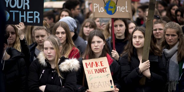 Junge Frauen mit ernsten Minen bei einer Fridays For Future-Demo.