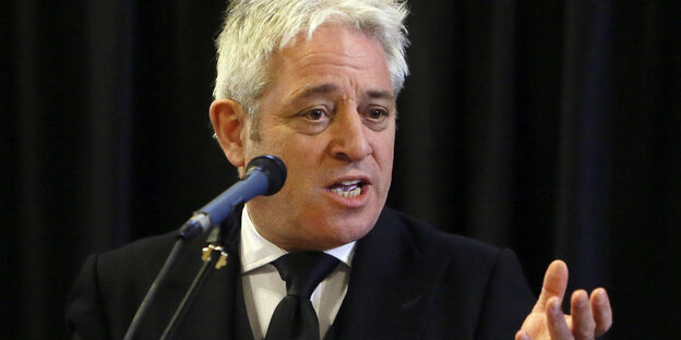 John Bercow gestikuliert mit der linken Hand John Bercow gestikuliert mit der linken Hand