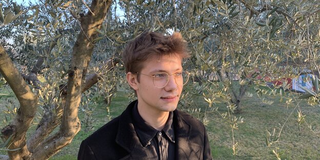 Rok Babič steht unter einem Baum. Rok Babič steht unter einem Baum.