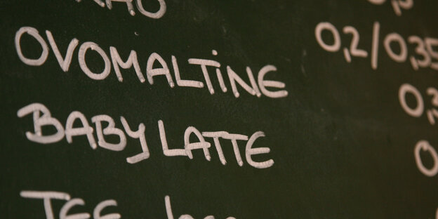 Der Schriftzug „Babylatte“ steht auf der Angebotstafel eines Cafés. Der Schriftzug „Babylatte“ steht auf der Angebotstafel eines Cafés.