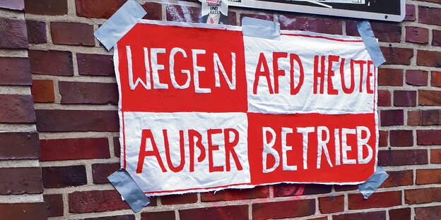 Ein Plakat mit der Aufschrift "Wegen AfD heute außer Betrieb". Ein Plakat mit der Aufschrift "Wegen AfD heute außer Betrieb".