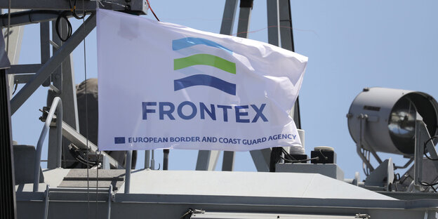 Eine Frontex-Flagge weht auf einem Schiff. Eine Frontex-Flagge weht auf einem Schiff.