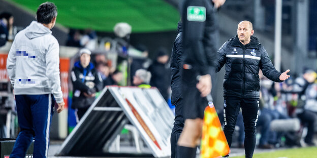 Zwei Männer, Fußballtrainer, diskutieren Zwei Männer, Fußballtrainer, diskutieren