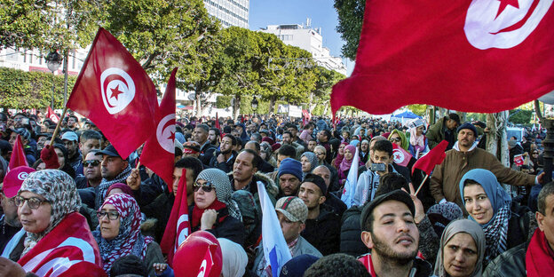 Demonstranten gehen zum Jahrestag der Revolution auf die Straßen, um gegen gestiegene Preise und ein neues Finanzgesetz der Regierung zu protestieren