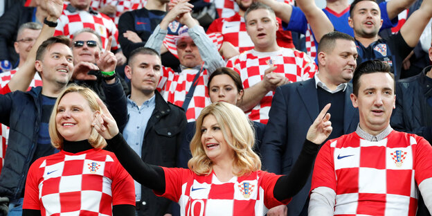 Im Nationaltrikot: Kroatiens Staatschefin Kolinda Grabar-Kitarovi (Mitte) beim EM-Qualifikationsspiel ihrer Mannschaft gegen Ungarn am vergangenen Sonntag in Budapst Im Nationaltrikot: Kroatiens Staatschefin Kolinda Grabar-Kitarovi (Mitte) beim EM-Qualifikationsspiel ihrer Mannschaft gegen Ungarn am vergangenen Sonntag in Budapst
